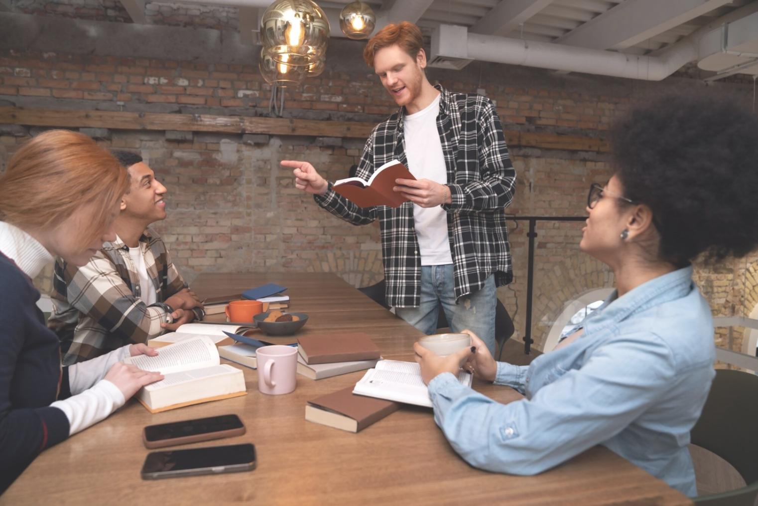 Profesionales de negocios analizando datos y gráficos financieros